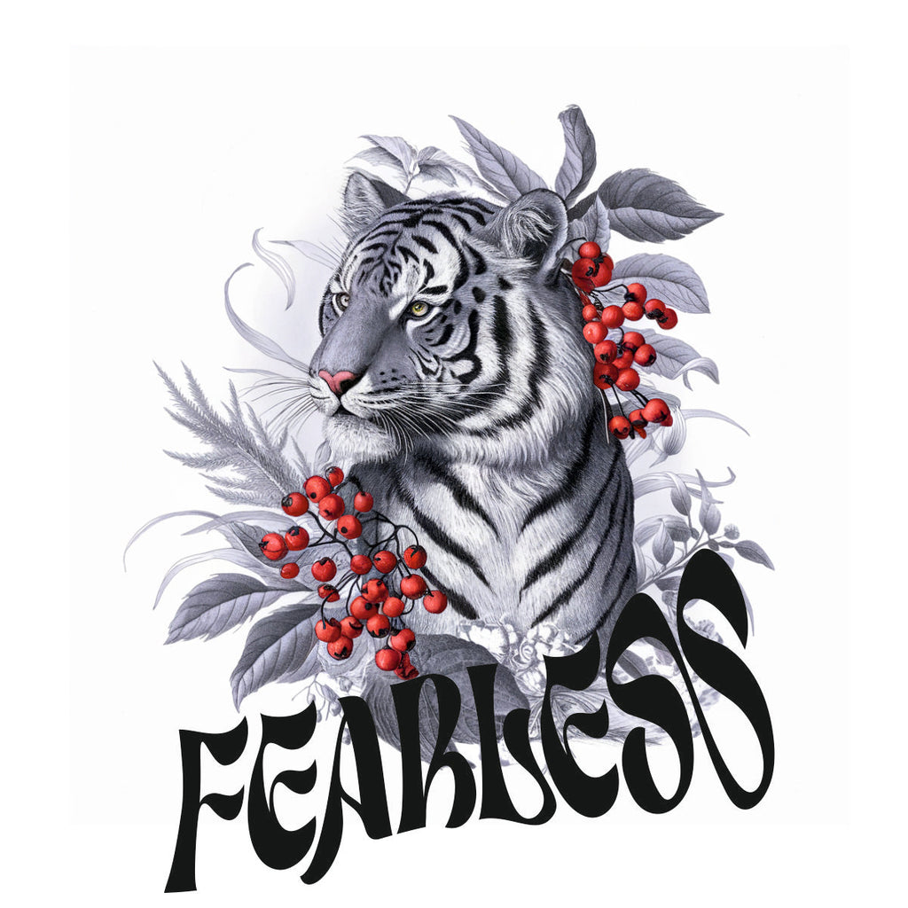 Vit UNISEX T-shirt med ryggtryck “Fearless”
